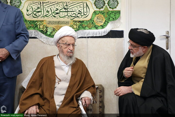 احتفال ارتداء العمامة لفئة من الطلاب برعاية آية الله العظمى مكارم الشيرازي