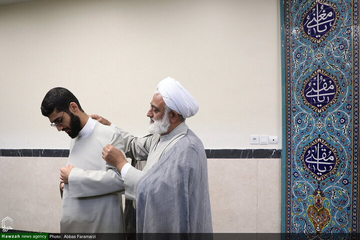 احتفال ارتداء العمامة لفئة من الطلاب برعاية آية الله العظمى مكارم الشيرازي