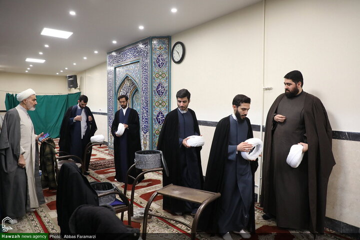 احتفال ارتداء العمامة لفئة من الطلاب برعاية آية الله العظمى مكارم الشيرازي