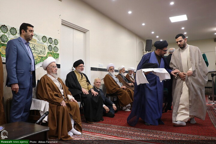 احتفال ارتداء العمامة لفئة من الطلاب برعاية آية الله العظمى مكارم الشيرازي