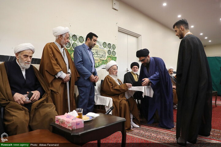 احتفال ارتداء العمامة لفئة من الطلاب برعاية آية الله العظمى مكارم الشيرازي