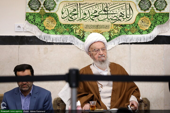 احتفال ارتداء العمامة لفئة من الطلاب برعاية آية الله العظمى مكارم الشيرازي