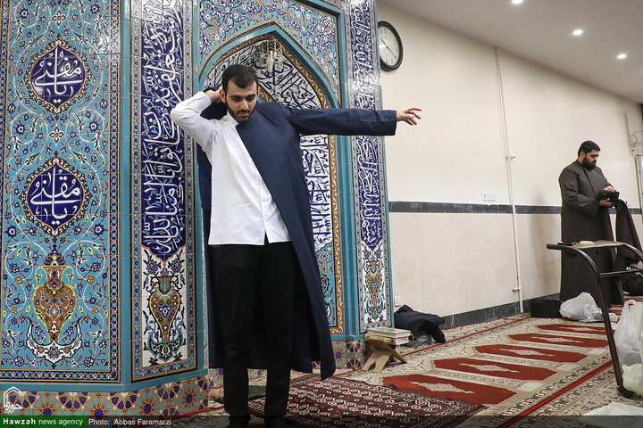 احتفال ارتداء العمامة لفئة من الطلاب برعاية آية الله العظمى مكارم الشيرازي