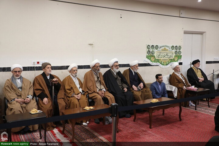 احتفال ارتداء العمامة لفئة من الطلاب برعاية آية الله العظمى مكارم الشيرازي