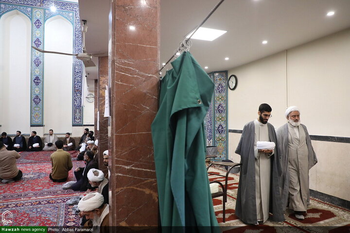 احتفال ارتداء العمامة لفئة من الطلاب برعاية آية الله العظمى مكارم الشيرازي