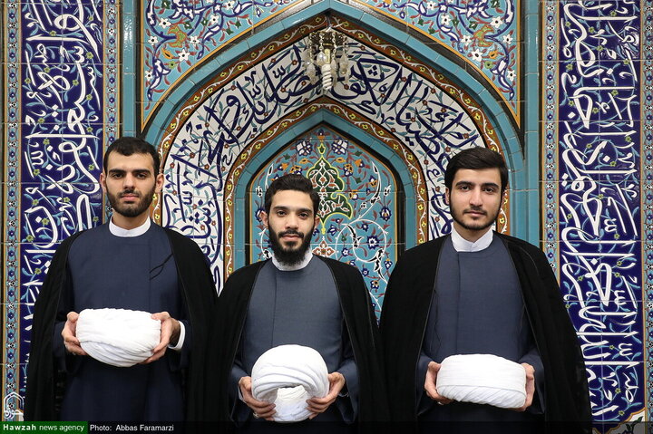 احتفال ارتداء العمامة لفئة من الطلاب برعاية آية الله العظمى مكارم الشيرازي