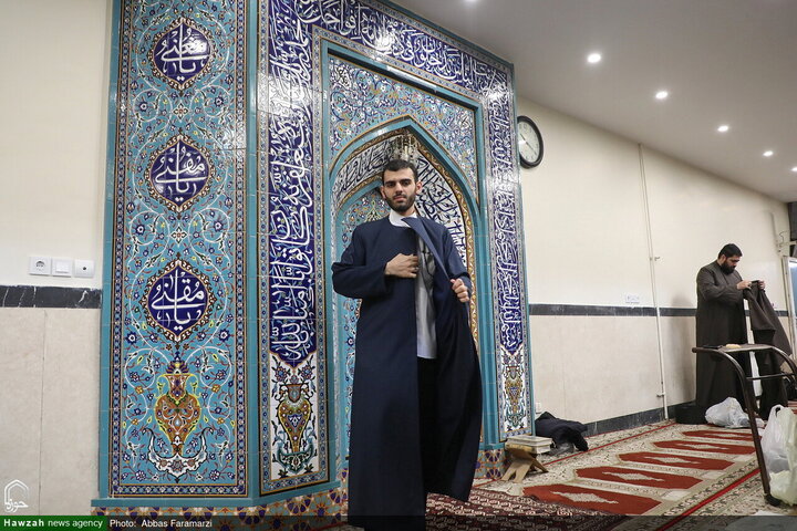 احتفال ارتداء العمامة لفئة من الطلاب برعاية آية الله العظمى مكارم الشيرازي