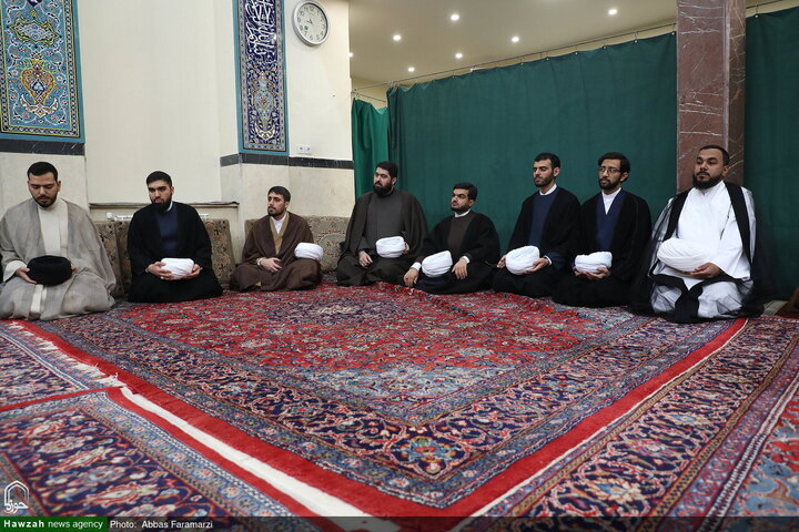 احتفال ارتداء العمامة لفئة من الطلاب برعاية آية الله العظمى مكارم الشيرازي