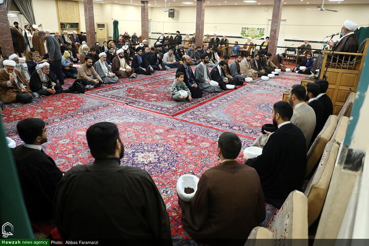 احتفال ارتداء العمامة لفئة من الطلاب برعاية آية الله العظمى مكارم الشيرازي