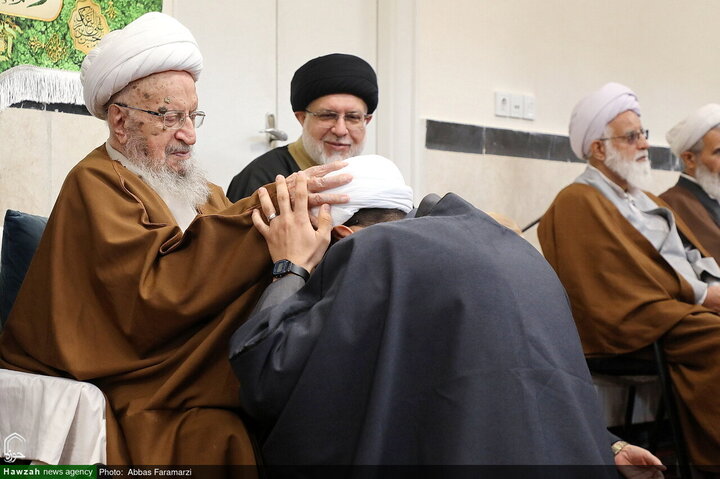 احتفال ارتداء العمامة لفئة من الطلاب برعاية آية الله العظمى مكارم الشيرازي