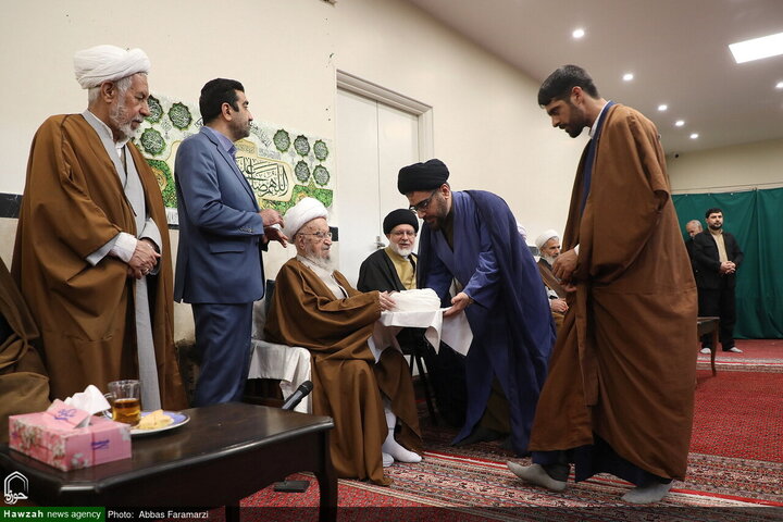 احتفال ارتداء العمامة لفئة من الطلاب برعاية آية الله العظمى مكارم الشيرازي