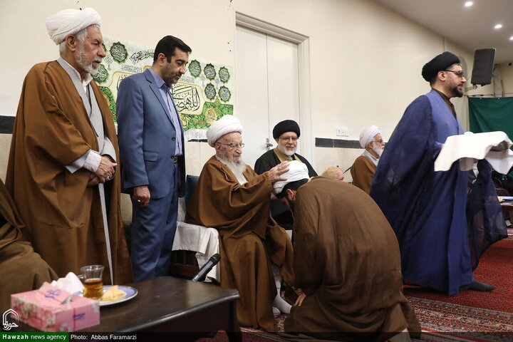 احتفال ارتداء العمامة لفئة من الطلاب برعاية آية الله العظمى مكارم الشيرازي