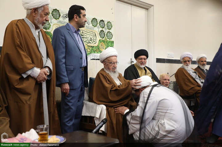 احتفال ارتداء العمامة لفئة من الطلاب برعاية آية الله العظمى مكارم الشيرازي