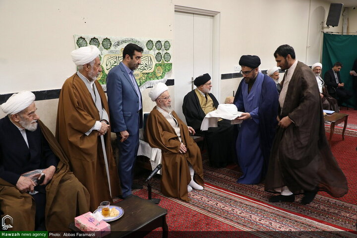 احتفال ارتداء العمامة لفئة من الطلاب برعاية آية الله العظمى مكارم الشيرازي