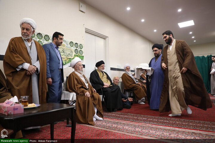 احتفال ارتداء العمامة لفئة من الطلاب برعاية آية الله العظمى مكارم الشيرازي