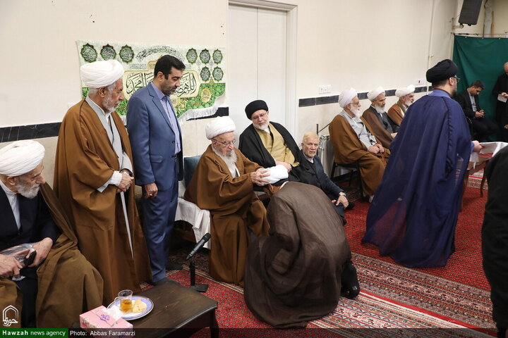 احتفال ارتداء العمامة لفئة من الطلاب برعاية آية الله العظمى مكارم الشيرازي