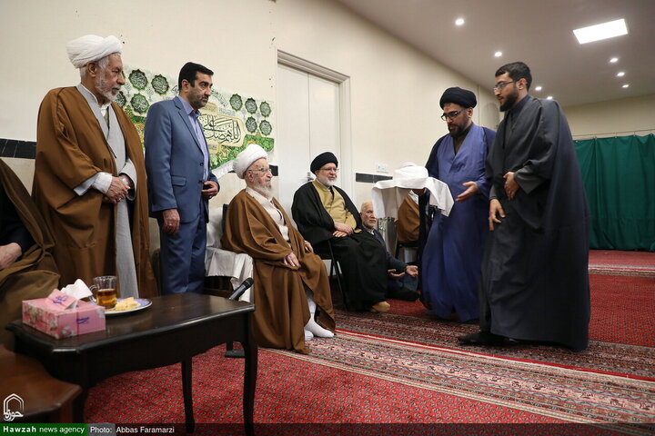 احتفال ارتداء العمامة لفئة من الطلاب برعاية آية الله العظمى مكارم الشيرازي