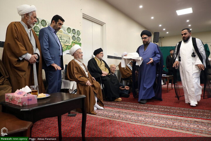 احتفال ارتداء العمامة لفئة من الطلاب برعاية آية الله العظمى مكارم الشيرازي