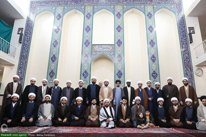 احتفال ارتداء العمامة لفئة من الطلاب برعاية آية الله العظمى مكارم الشيرازي