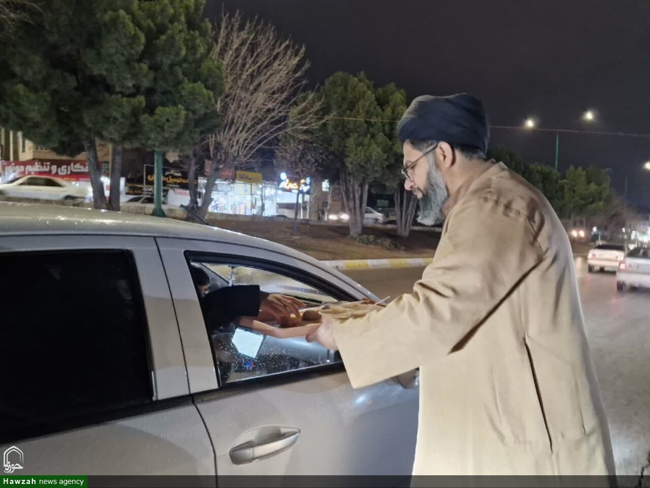 یاسوج در عطر نیمه‌شعبان؛ موکب حوزه علمیه امام علی‌بن‌موسی‌الرضا(ع) میزبان مردم شد