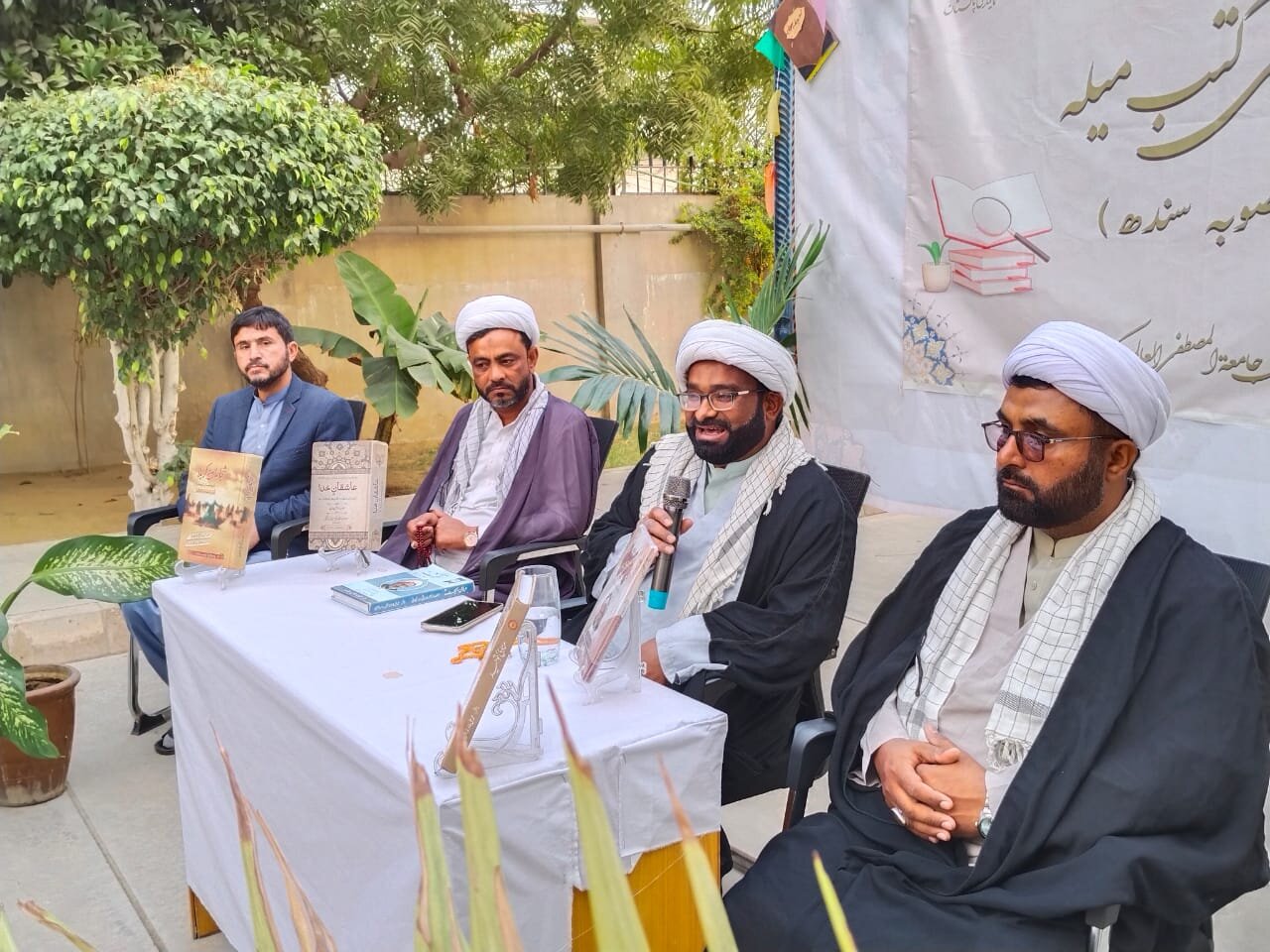 کراچی میں کتب نمائش؛ نمل یونیورسٹی کے طلباء و علماء کا دورہ