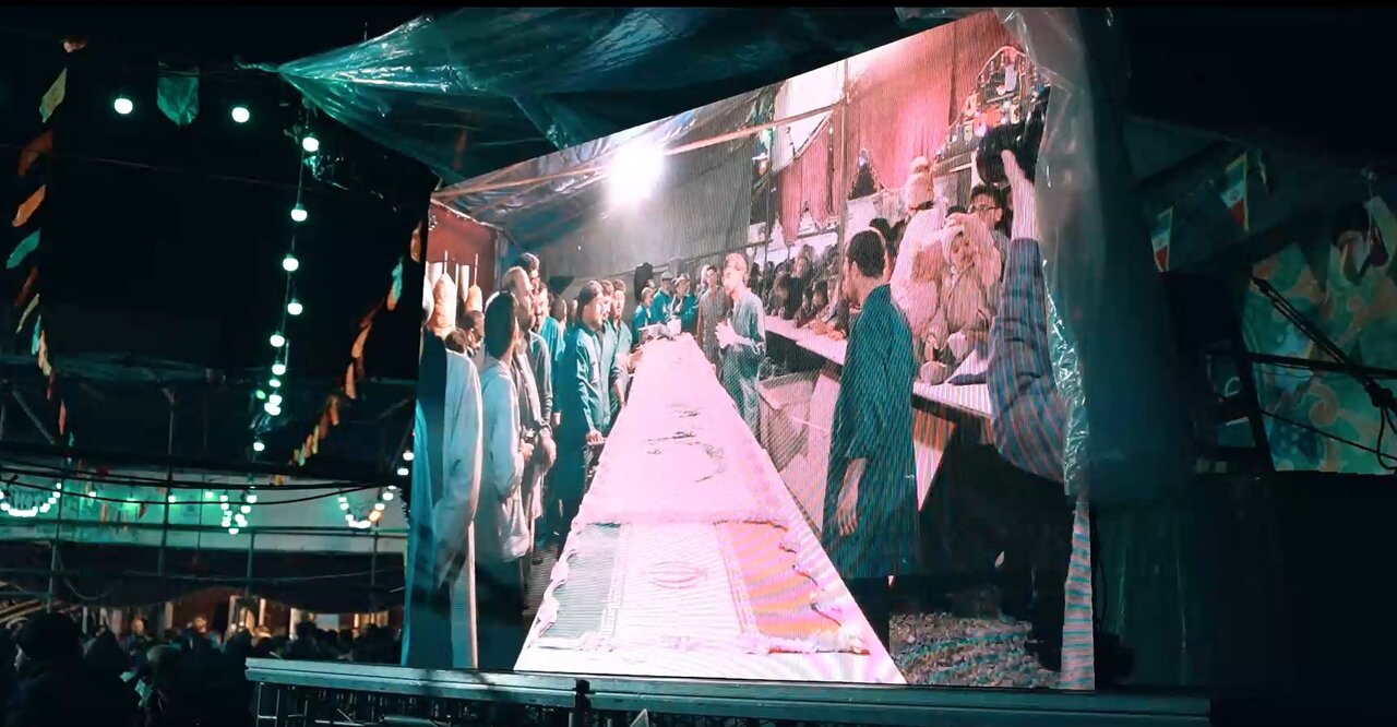 فیلم | تهیه توزیع کیک ۲۰ متری در شب میلاد امام زمان(عج)