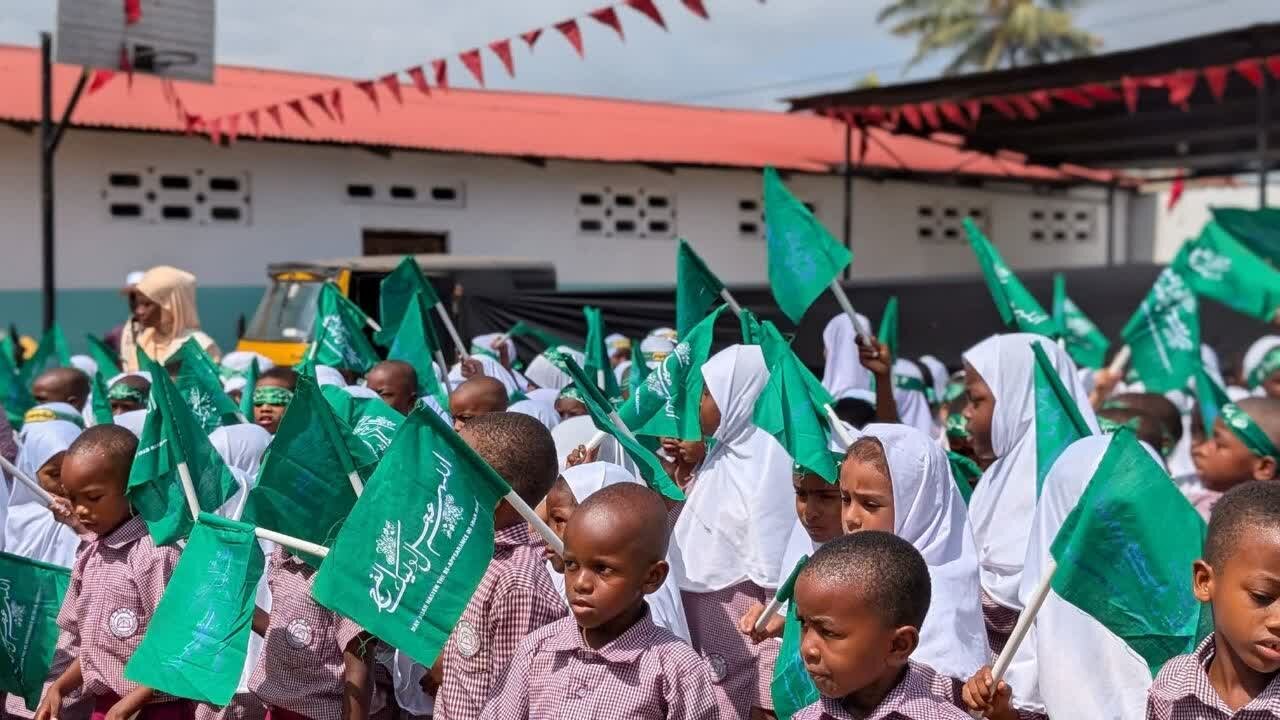 Sheikh Mkuu wa TIC Ashiriki Upandishaji wa Bendera ya Imam Mahdi (a.s) Bilal Comprehensive School