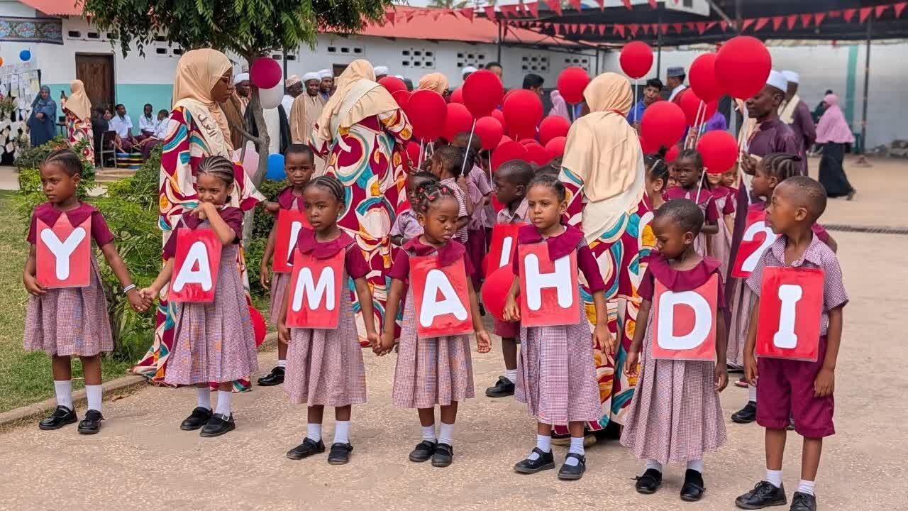 Sheikh Mkuu wa TIC Ashiriki Upandishaji wa Bendera ya Imam Mahdi (a.s) Bilal Comprehensive School