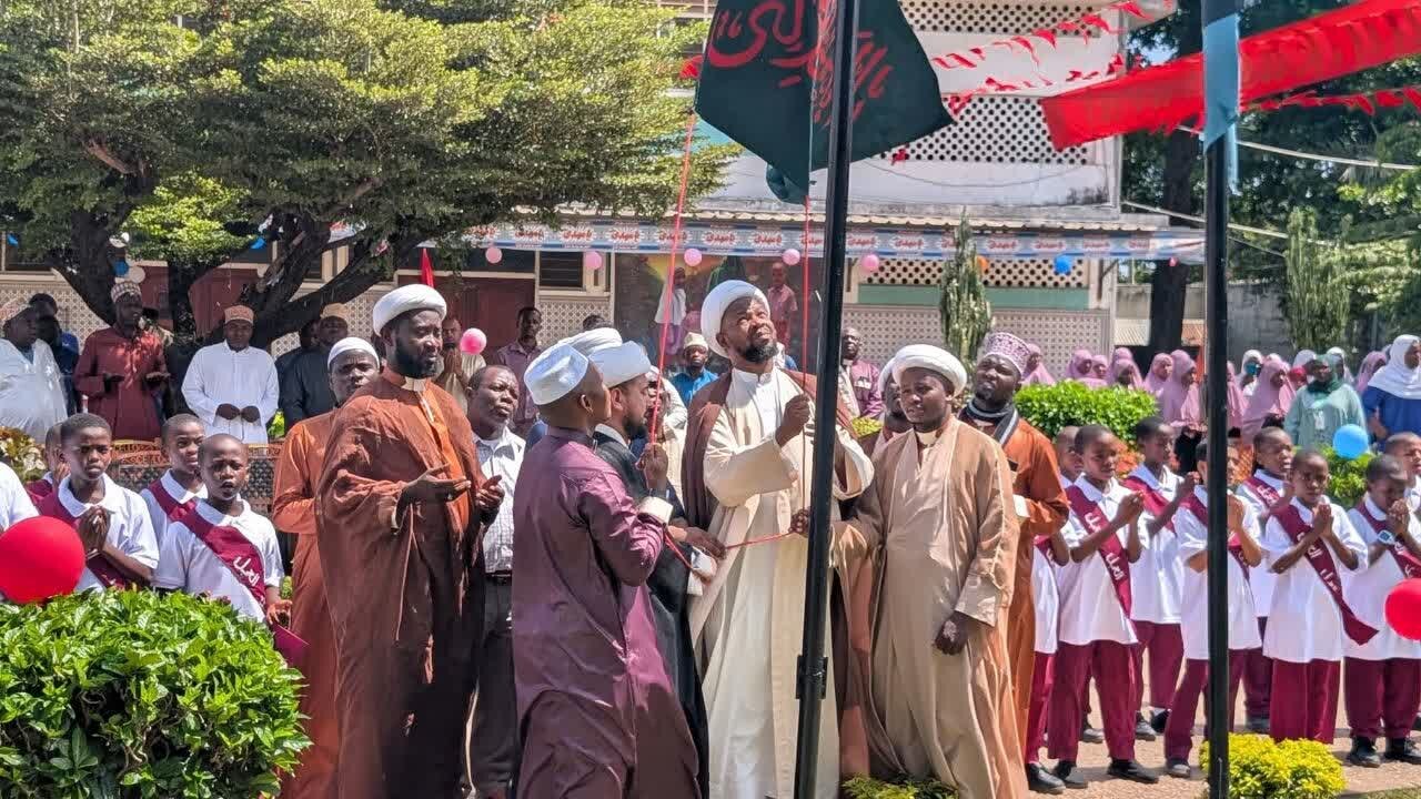 Sheikh Mkuu wa TIC Ashiriki Upandishaji wa Bendera ya Imam Mahdi (a.s) Bilal Comprehensive School
