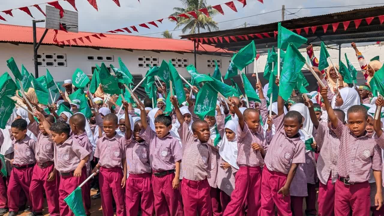 Sheikh Mkuu wa TIC Ashiriki Upandishaji wa Bendera ya Imam Mahdi (a.s) Bilal Comprehensive School
