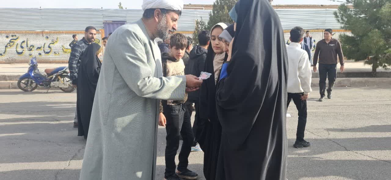 موکب فرهنگی حوزه علمیه جعفریه زرند به مناسبت نیمه‌شعبان با اجرای برنامه‌های مهدوی و استقبال مردم برپا شد.