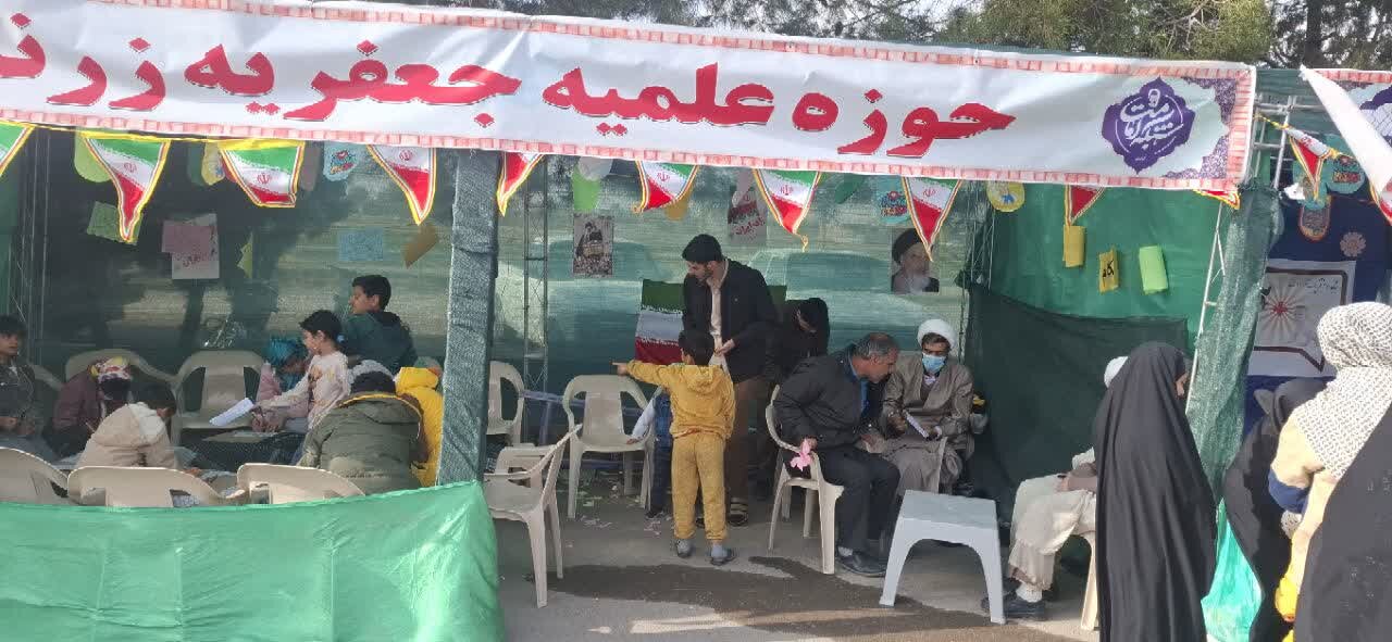 موکب فرهنگی حوزه علمیه جعفریه زرند به مناسبت نیمه‌شعبان با اجرای برنامه‌های مهدوی و استقبال مردم برپا شد.