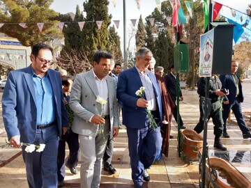 تصاویر/ ادای احترام به مقام شامخ شهدا در  شهرستان نراق