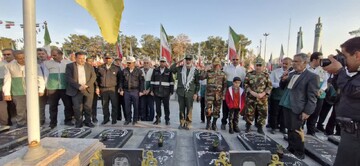 مراسم «مهمانی لاله‌ها» و عطرافشانی گلزار شهدای کاشان برگزار شد