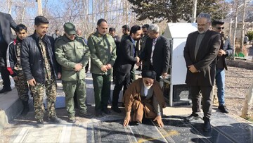 مراسم «مهمانی لاله‌ها» و عطرافشانی گلزار شهدای روستای طامه نطنز برگزارشد+تصاویر