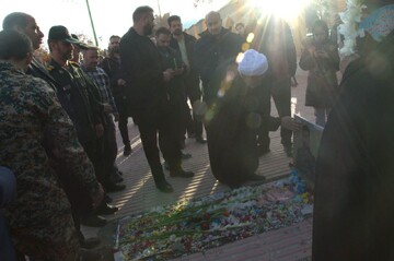 تصاویر/ آیین گلباران و عطرافشانی گلزار شهدا به مناسبت دهه فجر در اراک