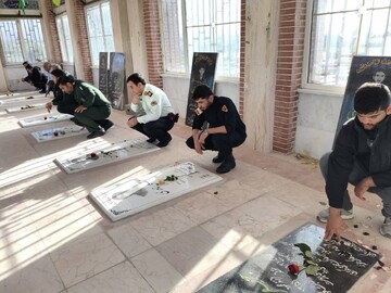 تصاویر/ غبارروبی قبور مطهر شهدا در بنک