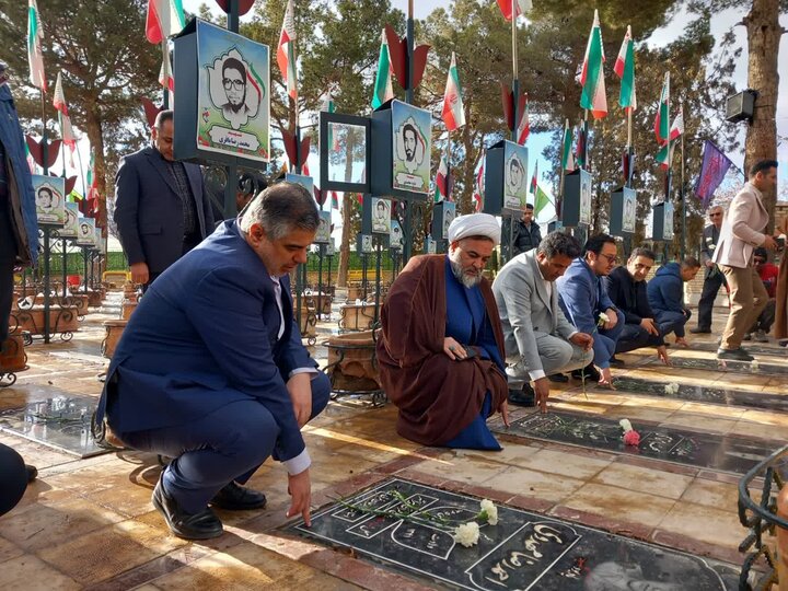 تصاویر/ادای احترام به مقام شامخ شهدا در  شهرستان نراق