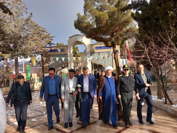 تصاویر/ادای احترام به مقام شامخ شهدا در  شهرستان نراق