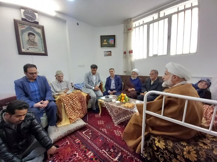 تصاویر/دیدار استاندار مرکزی با خانواده شهید حجت الله ایزدی در دلیجان