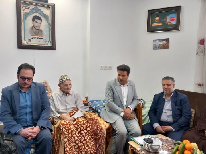 تصاویر/دیدار استاندار مرکزی با خانواده شهید حجت الله ایزدی در دلیجان