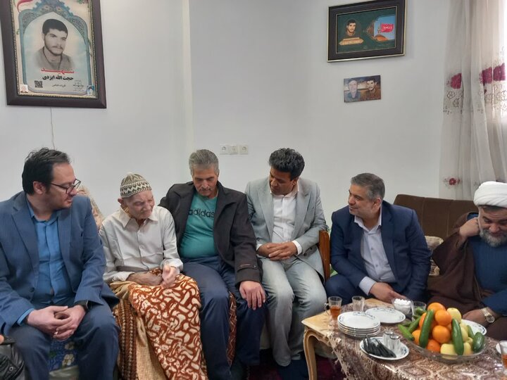 تصاویر/دیدار استاندار مرکزی با خانواده شهید حجت الله ایزدی در دلیجان