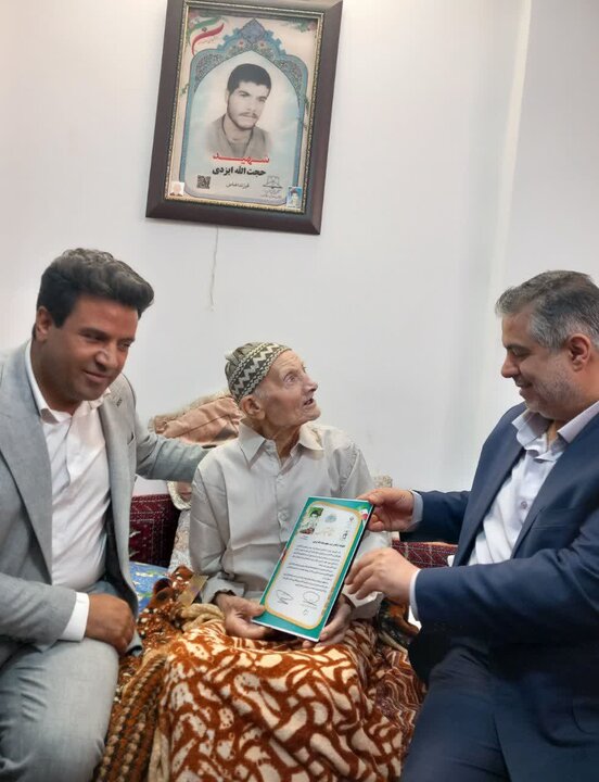 تصاویر/دیدار استاندار مرکزی با خانواده شهید حجت الله ایزدی در دلیجان