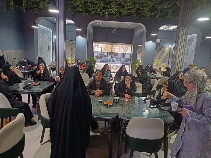 تصاویر/تجلیل از خانواده‌های خوش جمعیت و بانوان فعال فرهنگی و اجتماعی در اراک