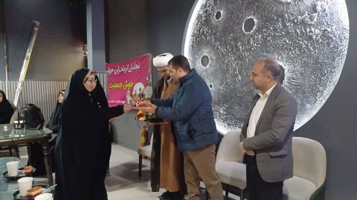 تصاویر/تجلیل از خانواده‌های خوش جمعیت و بانوان فعال فرهنگی و اجتماعی در اراک