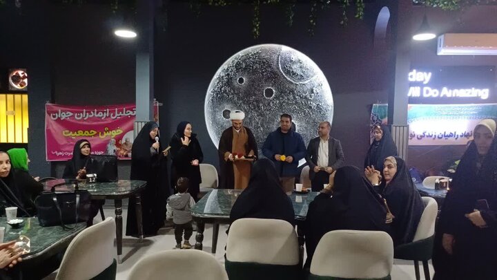 تصاویر/تجلیل از خانواده‌های خوش جمعیت و بانوان فعال فرهنگی و اجتماعی در اراک