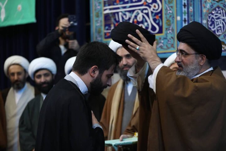 تصاویر/ مراسم عمامه گذاری طلاب حوزه علمیه آیت الله حق شناس و آیت الله مجتهدی