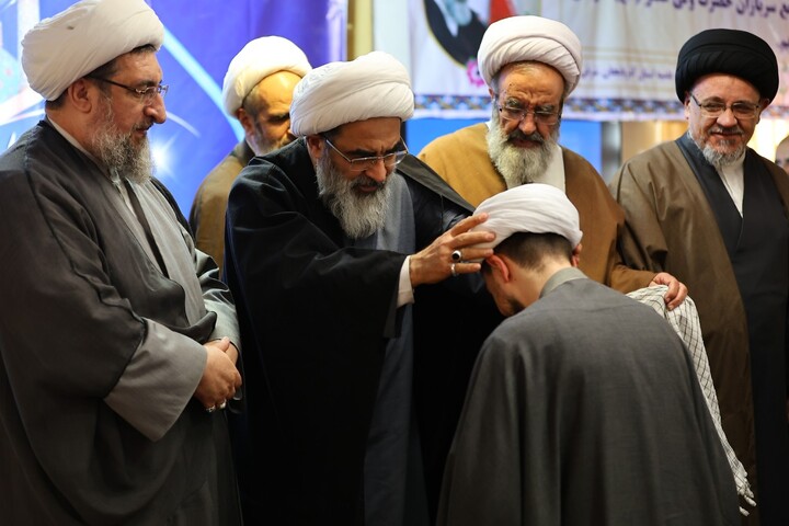 تصاویر/ آیین عمامه گذاری طلاب آذربایجان شرقی