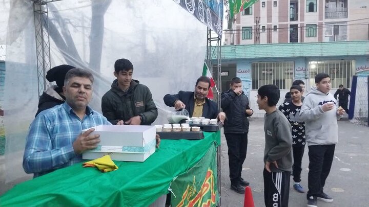 تصاویر/ برگزاری موکب پذیرایی نوجوانان آرمانی دبیرستان برتر شهید بابایی