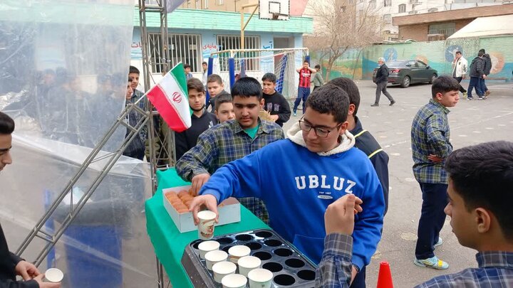 تصاویر/ برگزاری موکب پذیرایی نوجوانان آرمانی دبیرستان برتر شهید بابایی
